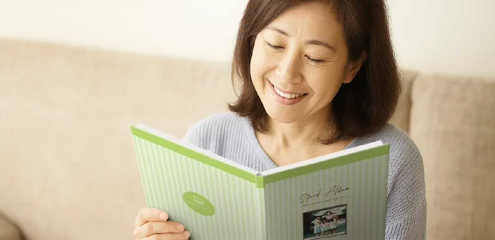 フォトブックを見る人のイメージ01
